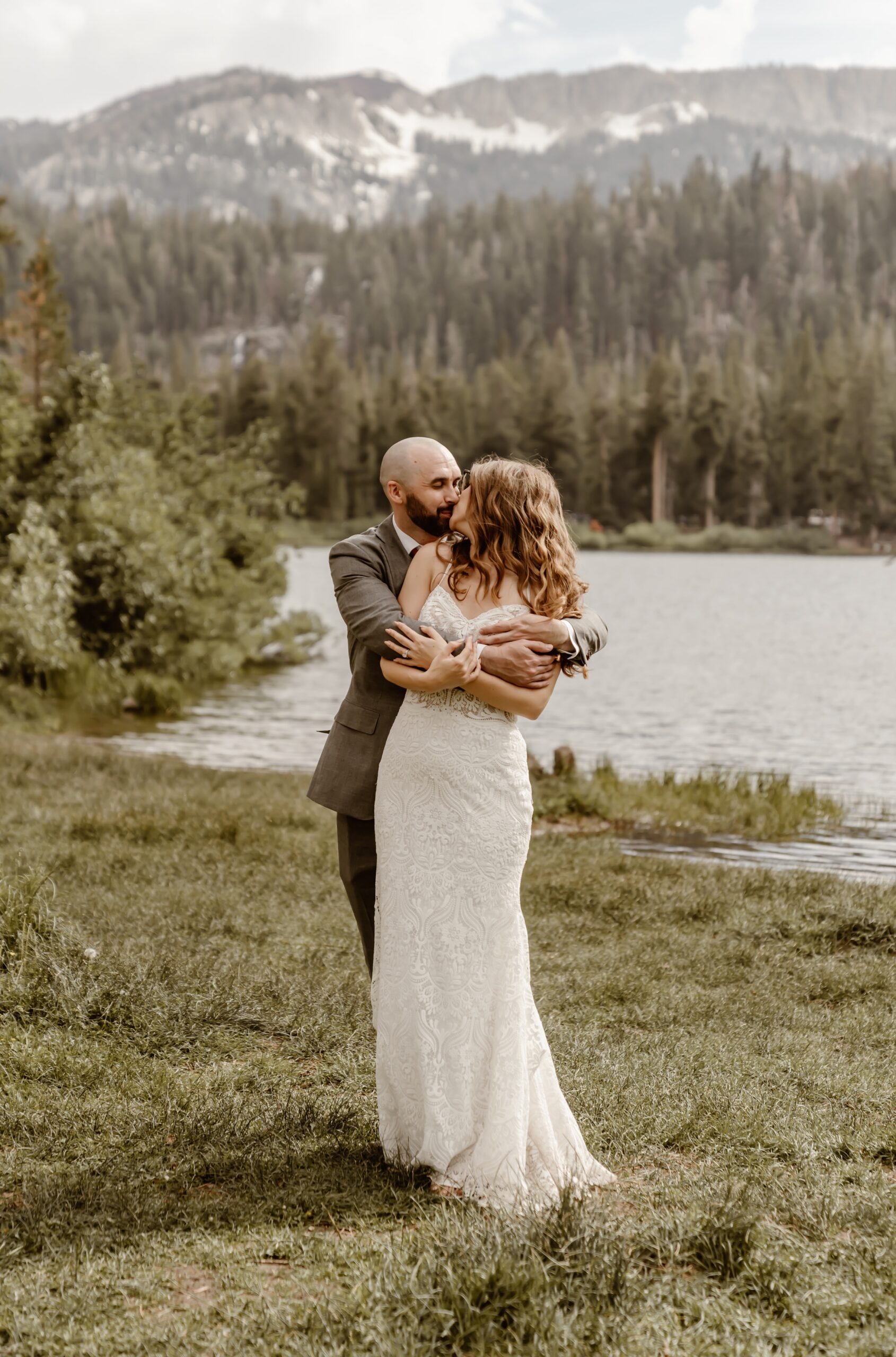 Bride and groom pictures at Mammoth Lakes wedding