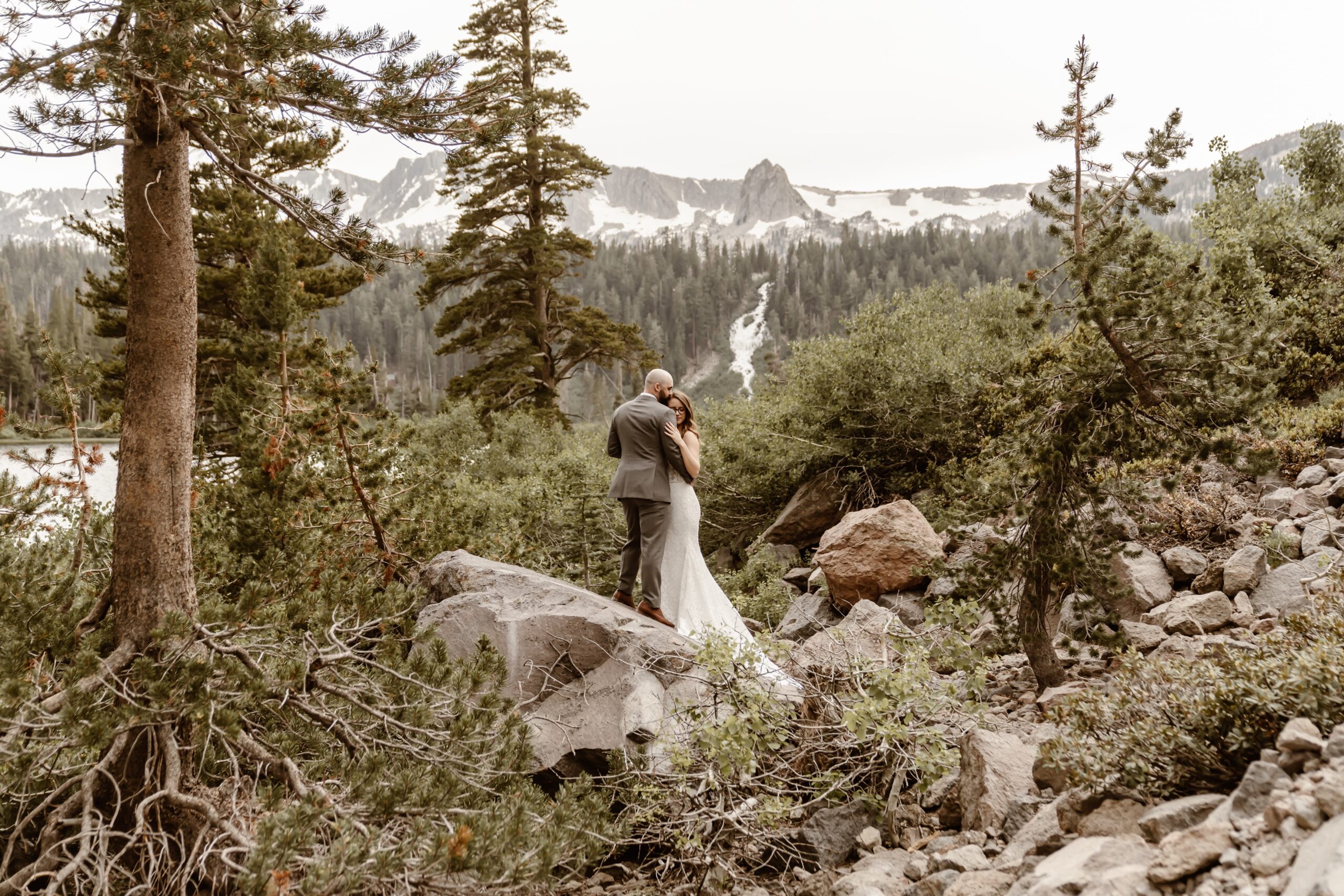 Bride and groom wedding photos at Mammoth Lakes