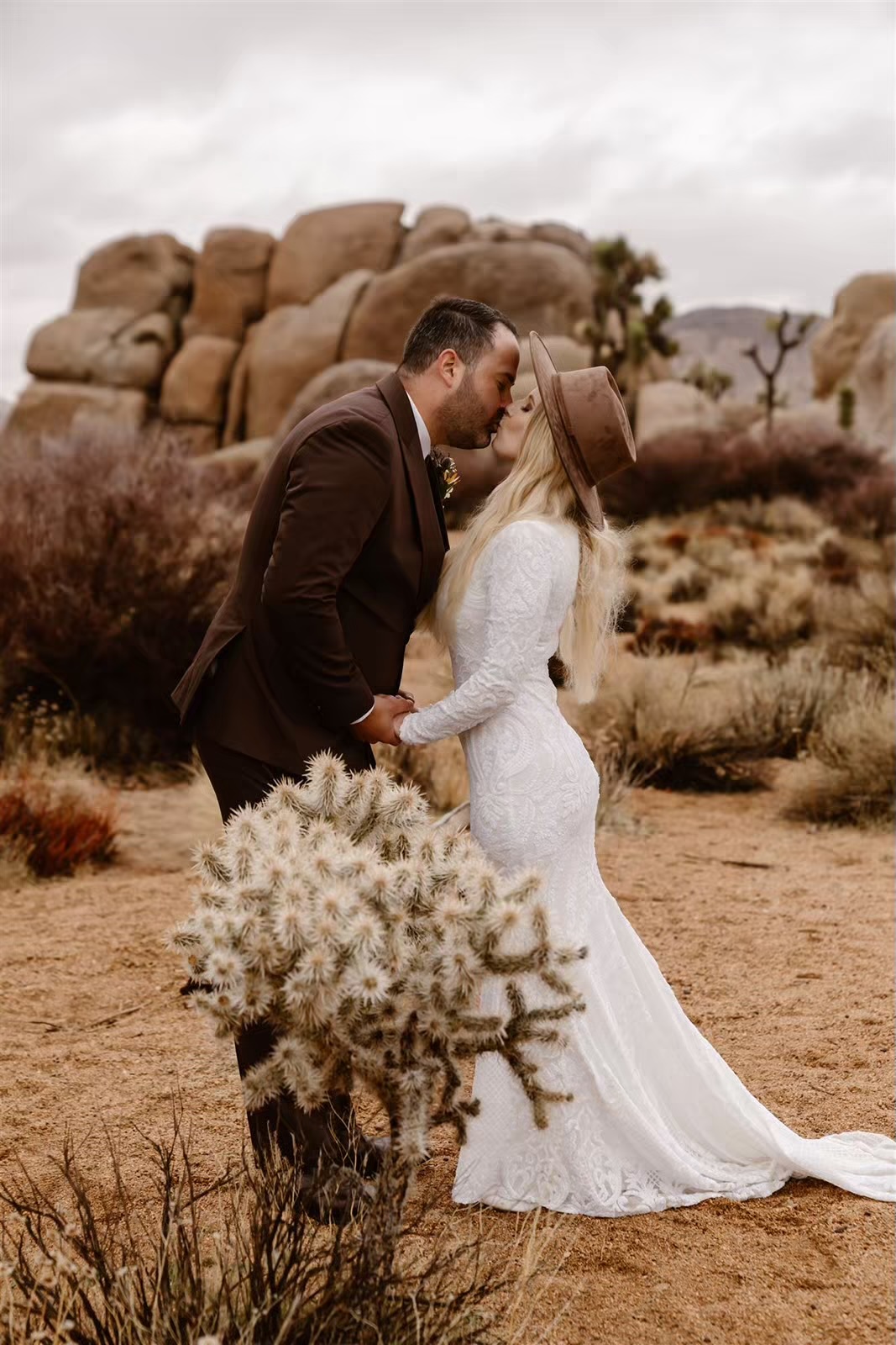 Couple kisses at their Joshua Tree elopement