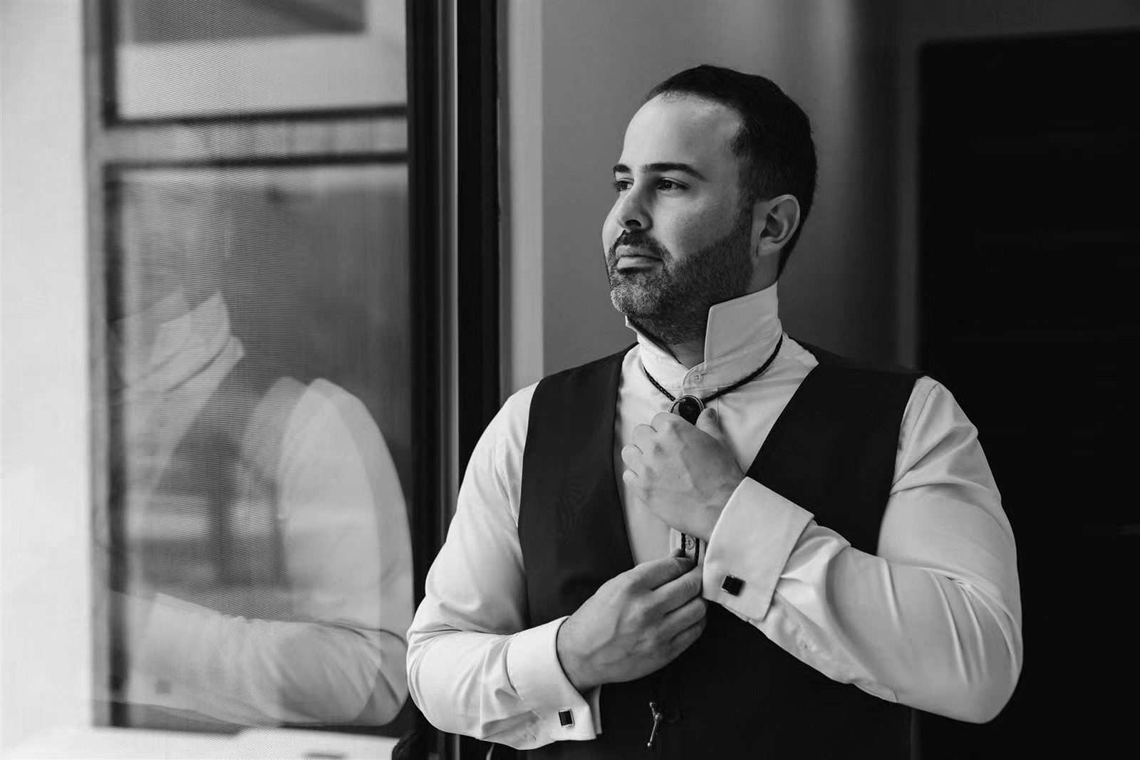 Groom gets ready for his Joshua Tree elopement