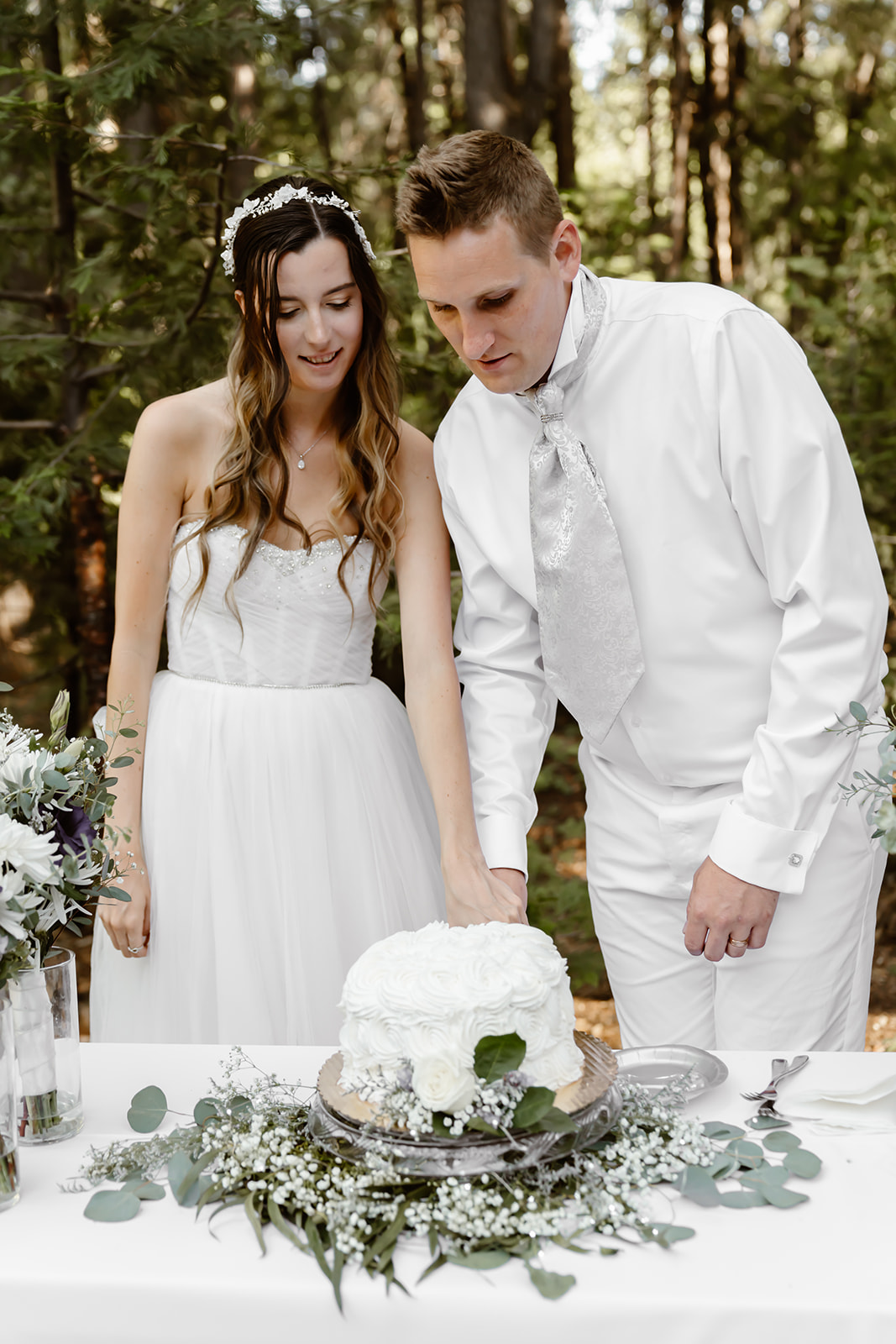 Bride and groom cut their cake at Harmony Ridge Lodge