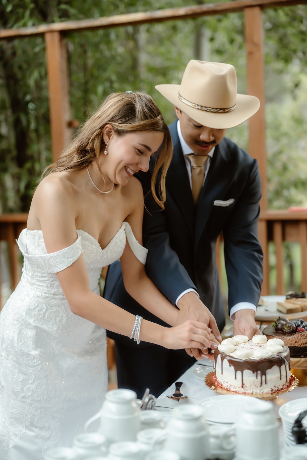 Bride and groom cut their wedding cake at the Double Eagle Resort and Spa wedding